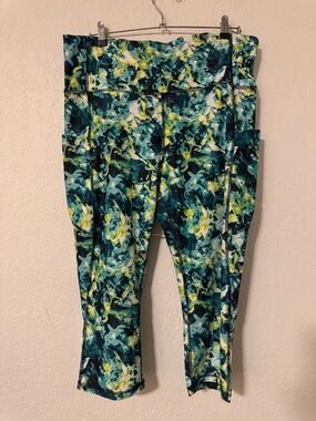 Xersion Teal, Yellow & Black Abstract Capri Leggings